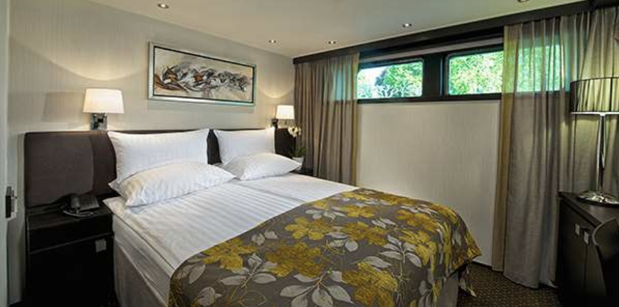 Deluxe Stateroom (D/E)